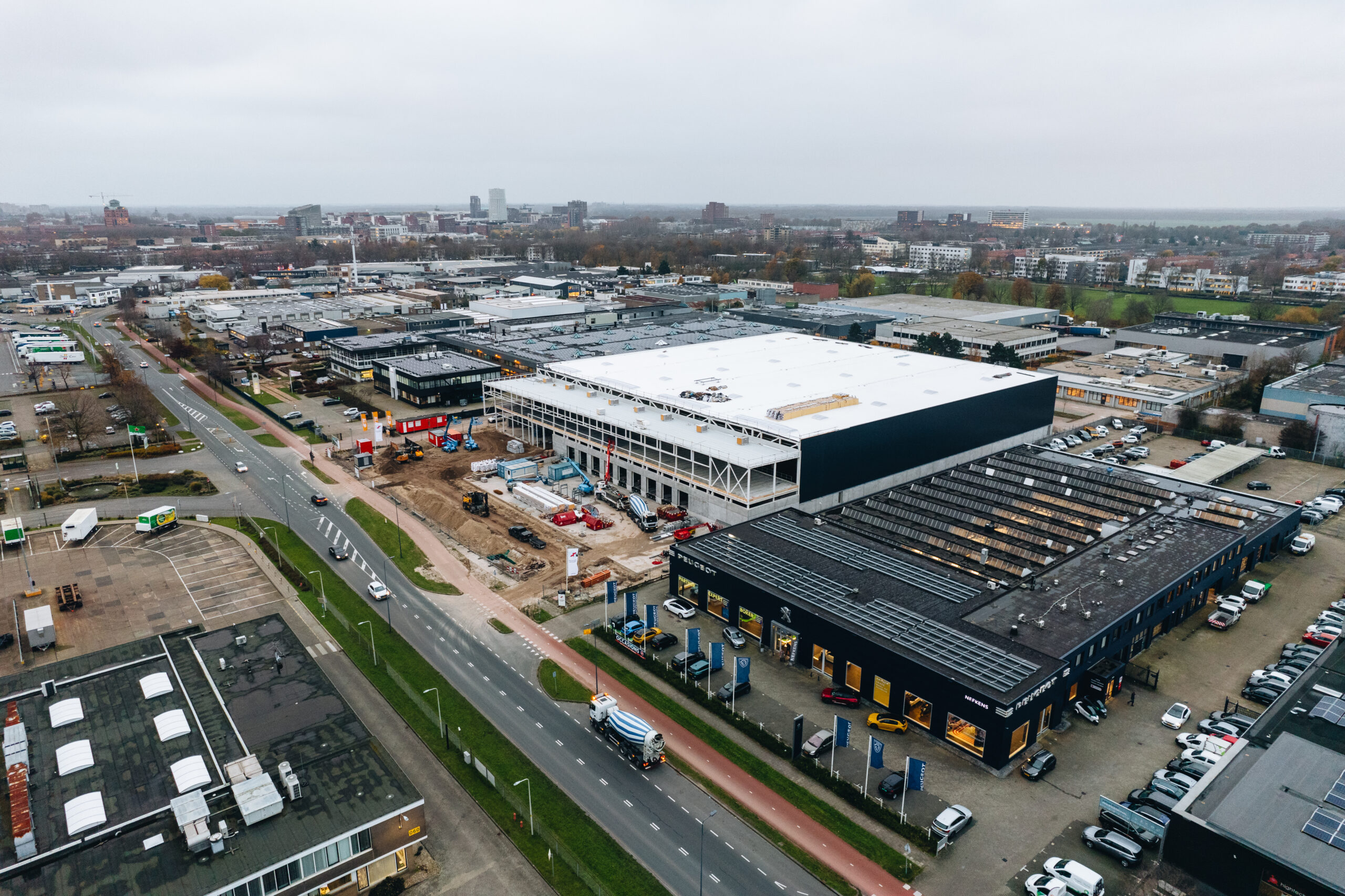 Bouw van het nieuwe warehouse van My Jewellery in 's-Hertogenbosch. Drone beeld van boven het pand genomen.