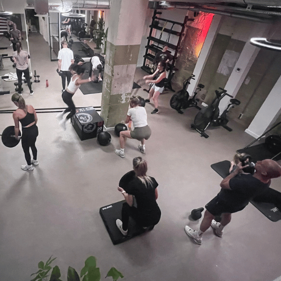 Sportschool waar verschillende collega's bezig zijn met oefeningen in de vorm van een bootcamp