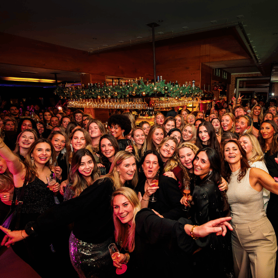 Kerstfeest van My Jewellery in 's-Hertogenbosch. Een groepsfoto van alle collega's die lachend naar de camera kijken.