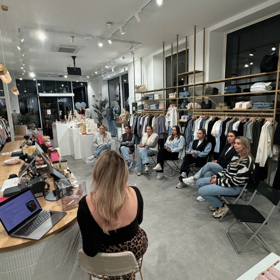 Collega's in de My Jewellery Boutique in Middelburg hebben een teamavond en luisteren naar de Store Manager
