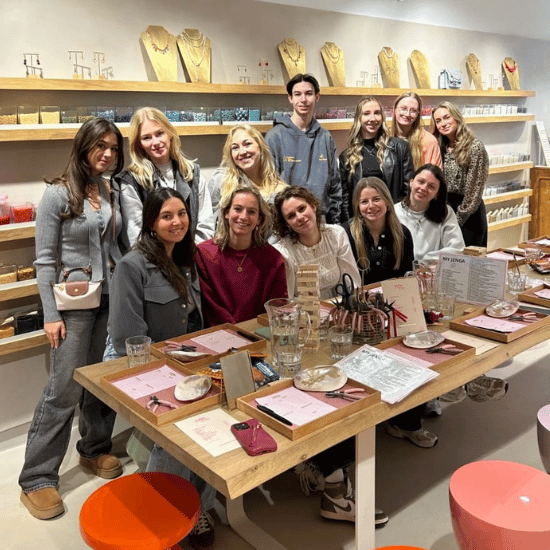 Nieuwe stagiairs van My Jewellery hebben een intro dag in het Atelier bij de Boutique in 's-Hertogenbosch.