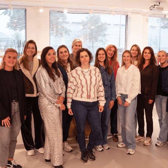 Groepsfoto van twaalf collega's in de showroom op het My Jewellery Hoofdkantoor in 's-Hertogenbosch