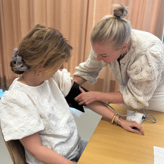 Collega krijgt een gezondheidscheck tijdens de My Health Check op het My Jewellery Hoofdkantoor in 's-Hertogenbosch.
