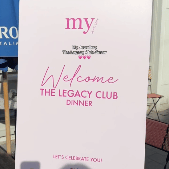 Een video van een groep collega's die ter ere van hun 5 of 10 jaar in dienst samen een diner aangeboden kregen. Je ziet hier alle collega's en de gezelligheid.