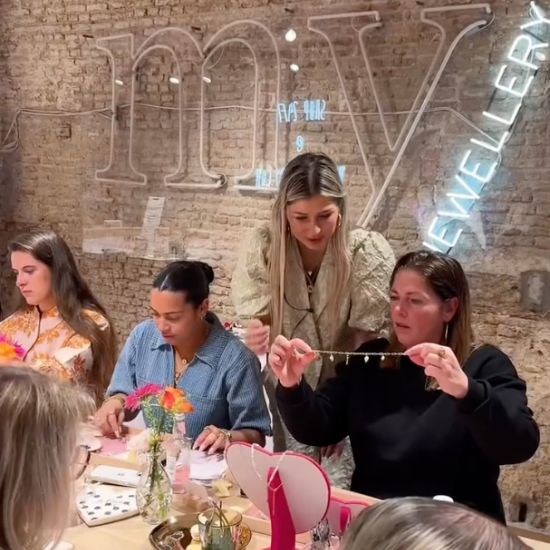 Foto van collega's en hun moeders die sieraden aan het maken zijn voor Moederdag in het My Jewellery Atelier