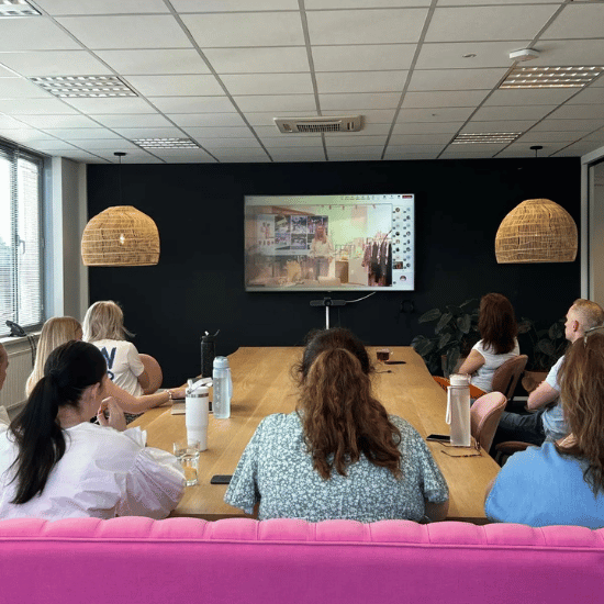 Collega's luisteren in een meetingruimte op het My Jewellery Hoofdkantoor in 's-Hertogenbosch naar de hero meeting, waarbij Sharon Hilgers verteld over de nieuwe collectie