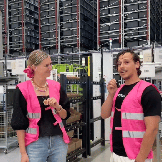 Sharon Hilgers en Rami staan bij het robotsysteem Geek van My Warehouse in 's-Hertogenbosch