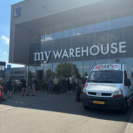 Collega's van My Warehouse in 's-Hertogenbosch halen een ijsje bij de ijscocar tijdens de hittegolf