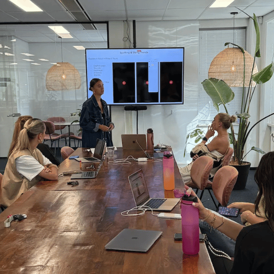 Een collega geeft aan andere collega's een training over content maken op het My Jewellery Hoofdkantoor in 's-Hertogenbosch