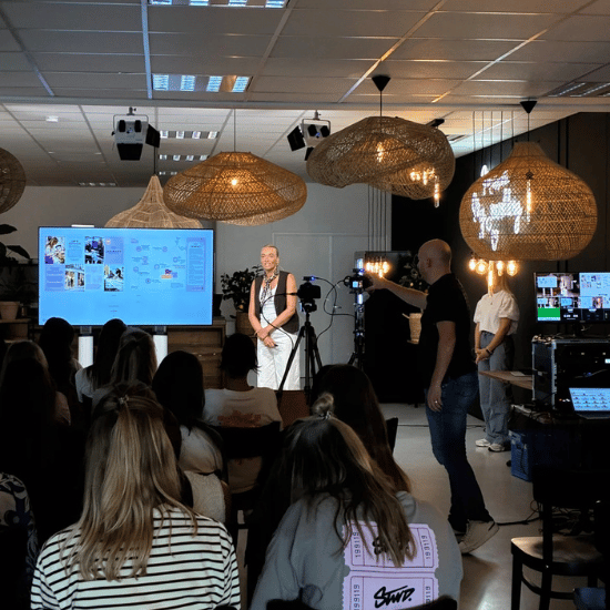 Een collega geeft een demo over haar team aan de rest van de My Jewellery Hoofdkantoor collega's in 's-Hertogenbosch.