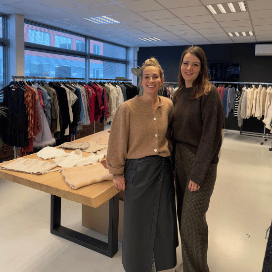 Twee CSR collega's staan op het My Jewellery Hoofdkantoor in 's-Hertogenbosch klaar voor het Re-Celebrate Swap Event