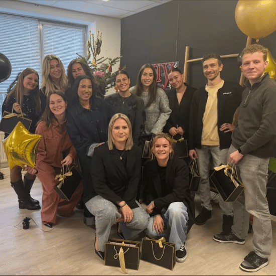 Golden Weekend op het Hoofdkantoor met team Customer Care die er een celebration momentje van maken
