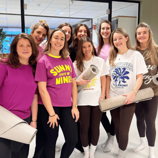 Negen collega's staan in hun sportkleren klaar op het My Jewellery Hoofdkantoor in 's-Hertogenbosch voor een yogales