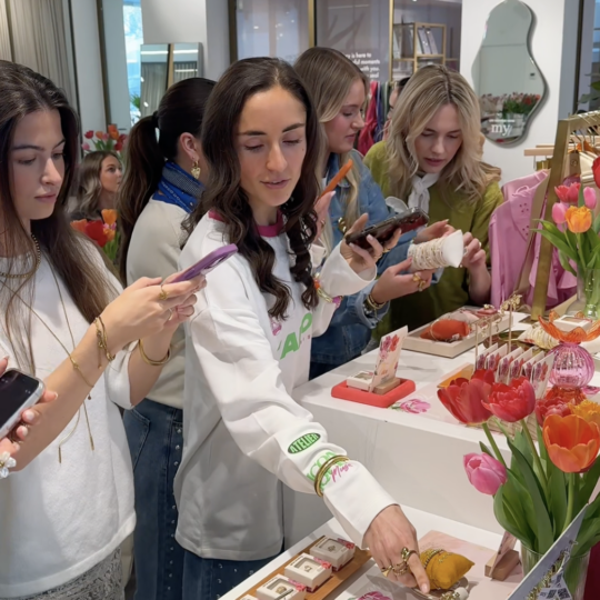 Women in the showroom of My Jewellery in ’s-Hertogenbosch are looking at the new Botanical Chapter collection.