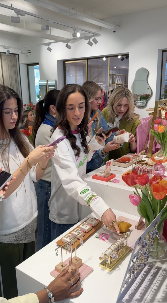 Vrouwen in de showroom van My Jewellery in 's-Hertogenbosch naar de nieuwe collectie van Botanical Chapter aan het kijken