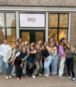 My Jewellery stagiaires bij het Atelier in 's-Hertogenbosch om de start van hun stage te vieren. Het zijn 16 vrouwelijke stagiaires en 1 mannelijke die blij op de foto staan