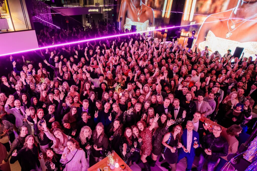 Het leuke team van My Jewellery samen op het jaarlijkse kerstfeest, in 's-Hertogenbosch, de successen aan het vieren van afgelopen jaar