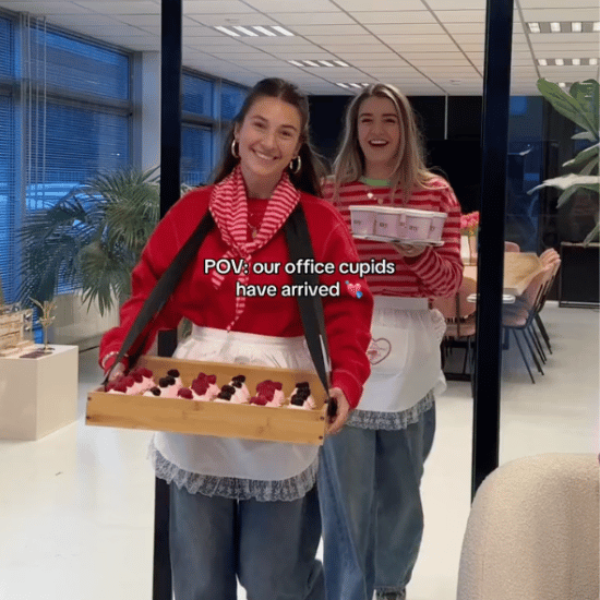 Twee collega's delen cupcake en koffie uit op het My Jewellery Hoofdkantoor in 's-Hertogenbosch