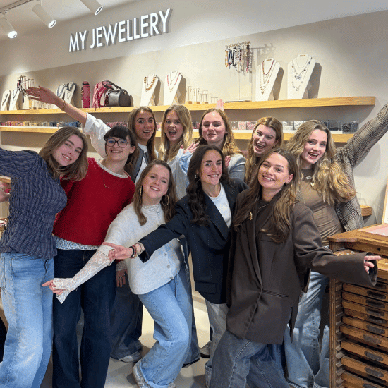 Groep stagiairs bezig in het My Jewellery Atelier op hun eerste dag