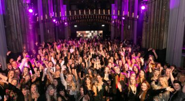 Het leuke team van My Jewellery samen op het jaarlijkse kerstfeest, in 's-Hertogenbosch, de successen aan het vieren van afgelopen jaar in 2023