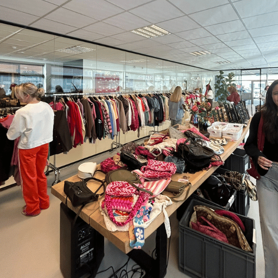 Meetingruimte op het My Jewellery Hoofdkantoor in 's-Hertogenbosch is in de week van Koningsdag omgetoverd tot een mini Boutique voor de sample sale. Op tafel liggen er sieraden en accessoires, en er staan rekken met kleding