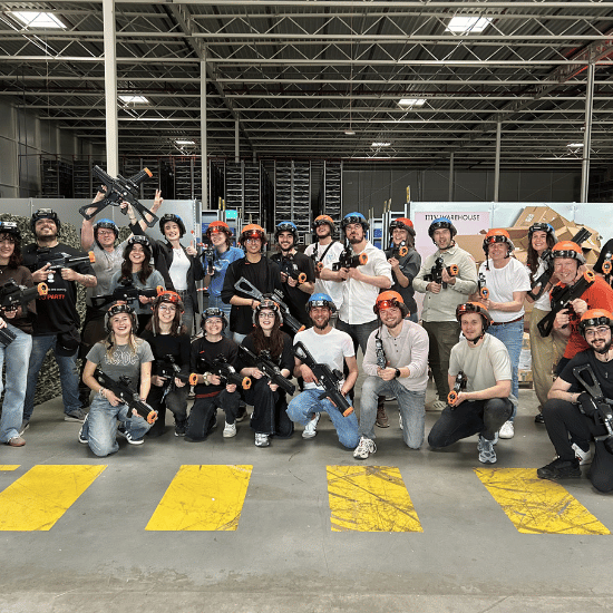 Groepsfoto van de collega's in My Warehouse in 's-Hertogenbosch die aan het lasergamen zijn