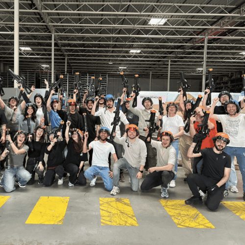 Foto van collega’s in My Warehouse in ’s-Hertogenbosch die aan het lasergamen zijn.
