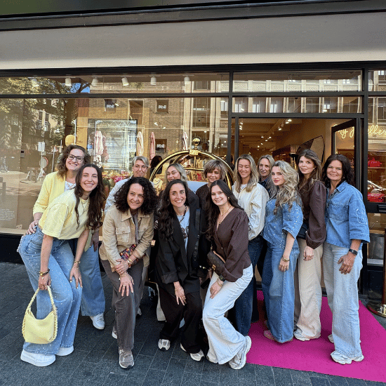 Groepsfoto van collega's en hun moeders voor Moederdag in het My Jewellery Atelier in Rotterdam