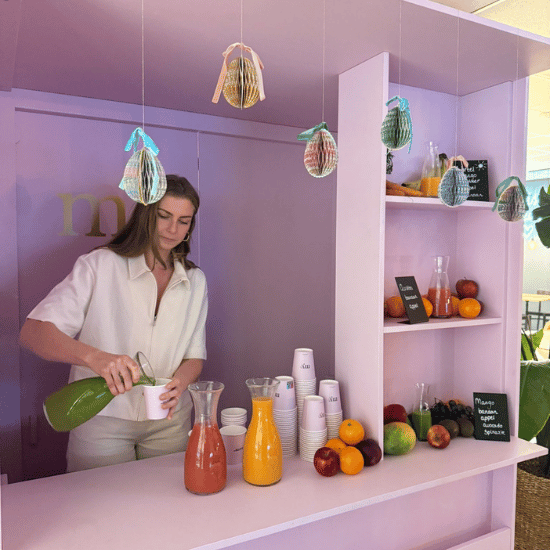 Sapjesbar in de Bistro op het My Jewellery Hoofdkantoor in 's-Hertogenbosch met een collega erachter die een sapje inschenkt.