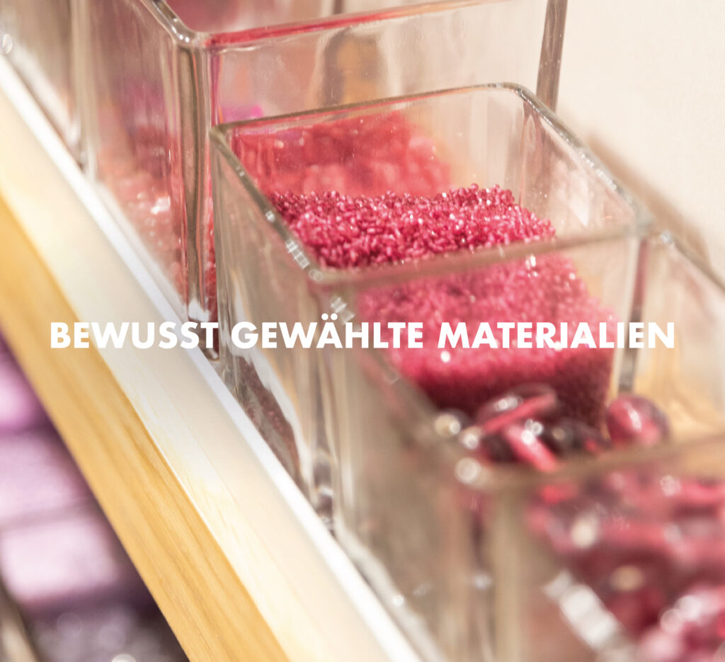Duurzaamheid bewuste materialen banner met kraaltjes in bakken