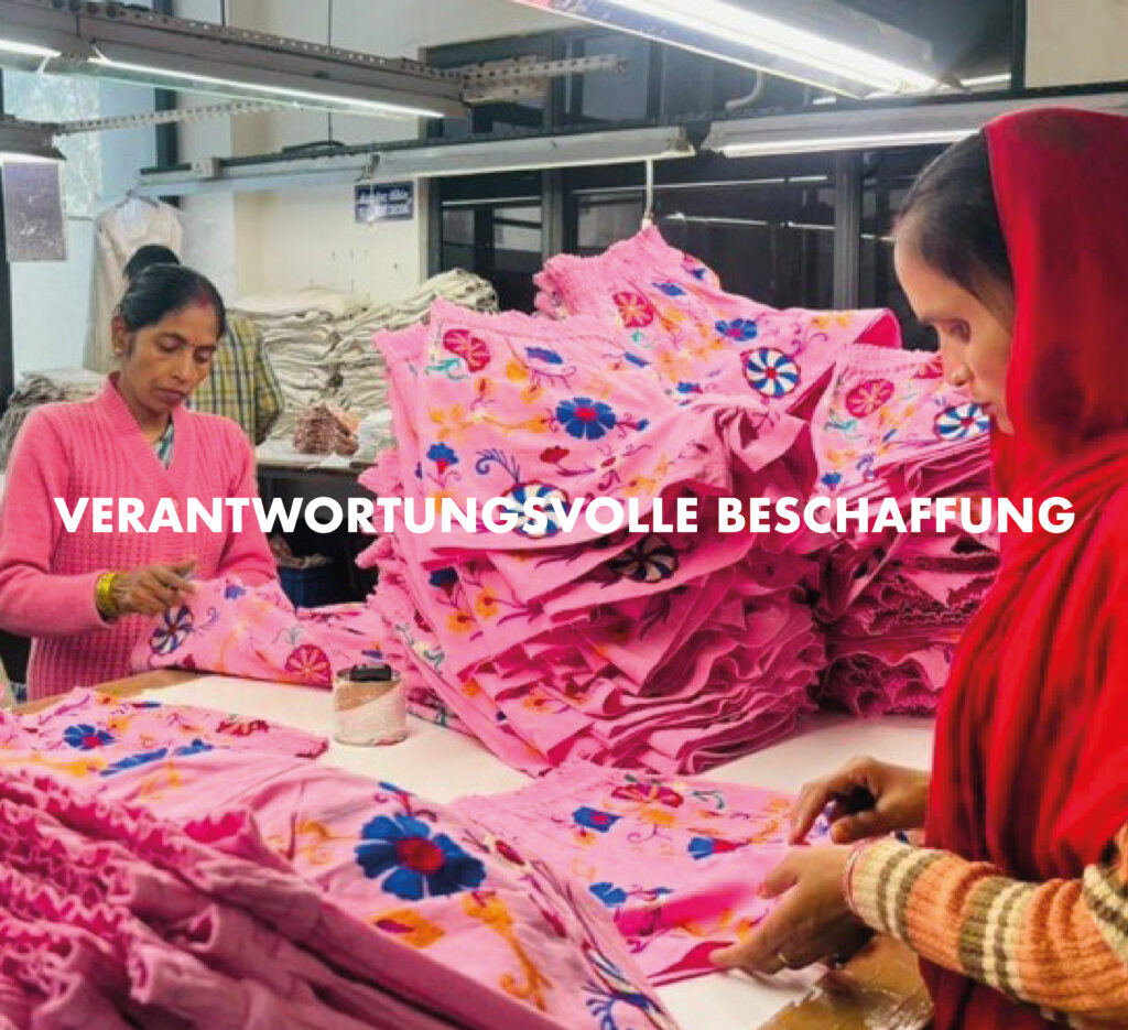 Duurzaamheid verantwoorde inkoop banner met buitenlandse leverancier met twee vrouwen die aan producten aan het werken zijn