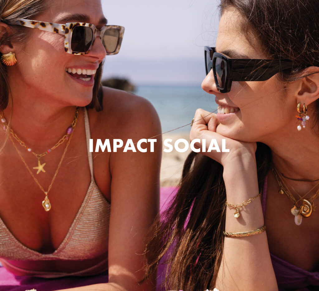 Duurzaamheid sociale impact banner met twee lachende vrouwen op het strand