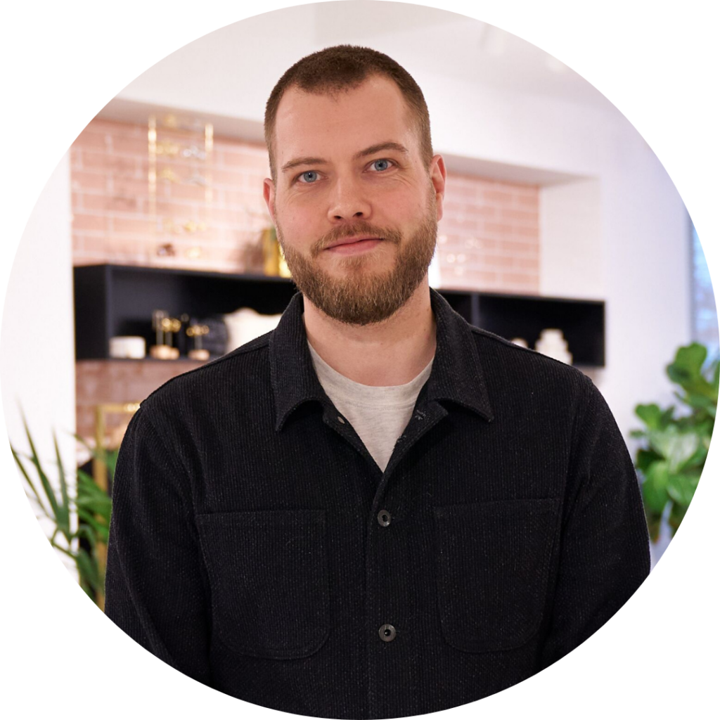 Perry van der Steen, SEO Specialist, lachende portretfoto in de showroom