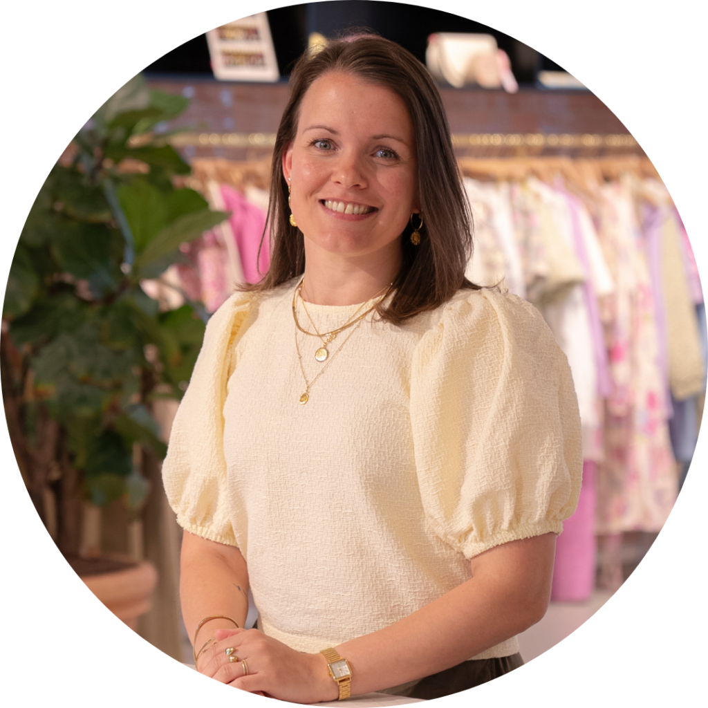 Ninke Steentjes, Digital Merchandising Coördinator, lachende portretfoto in de showroom