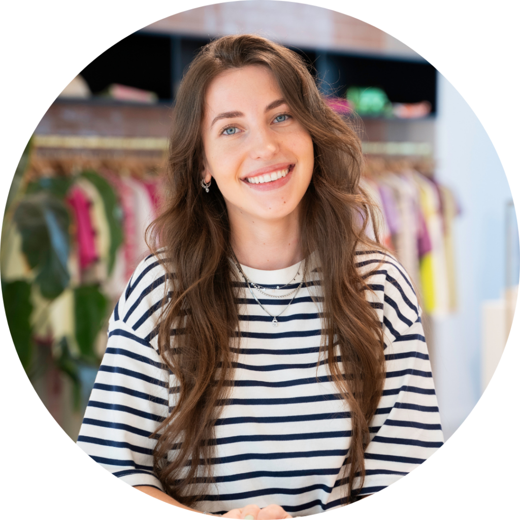 Yentel Verschoor, Digital Merchandiser, lachende portretfoto in de showroom