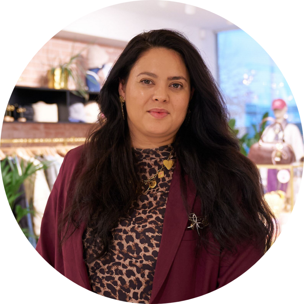 Shana van Beers, Digital Merchandiser, lachende portretfoto in de showroom