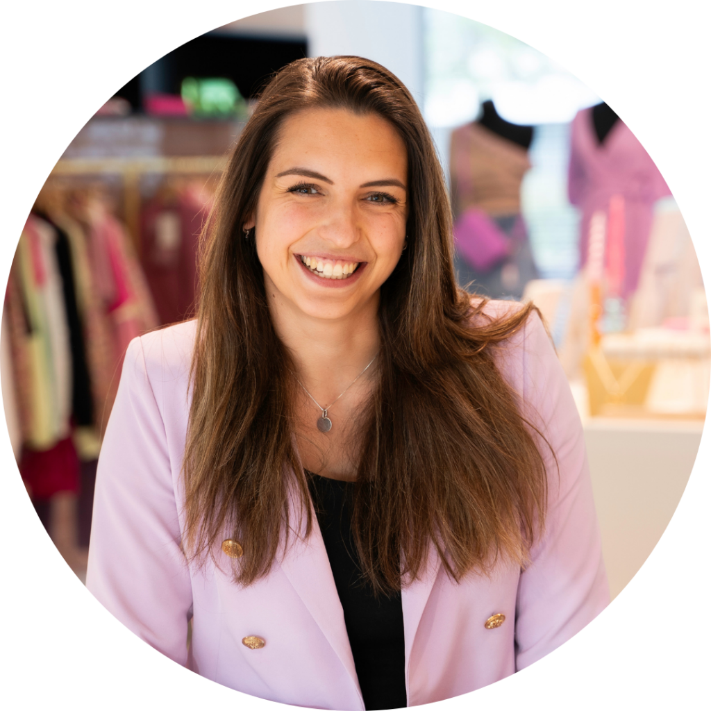Anna Kosters, E-mail Coördinator &  CRM Specialist, lachende portretfoto in de showroom
