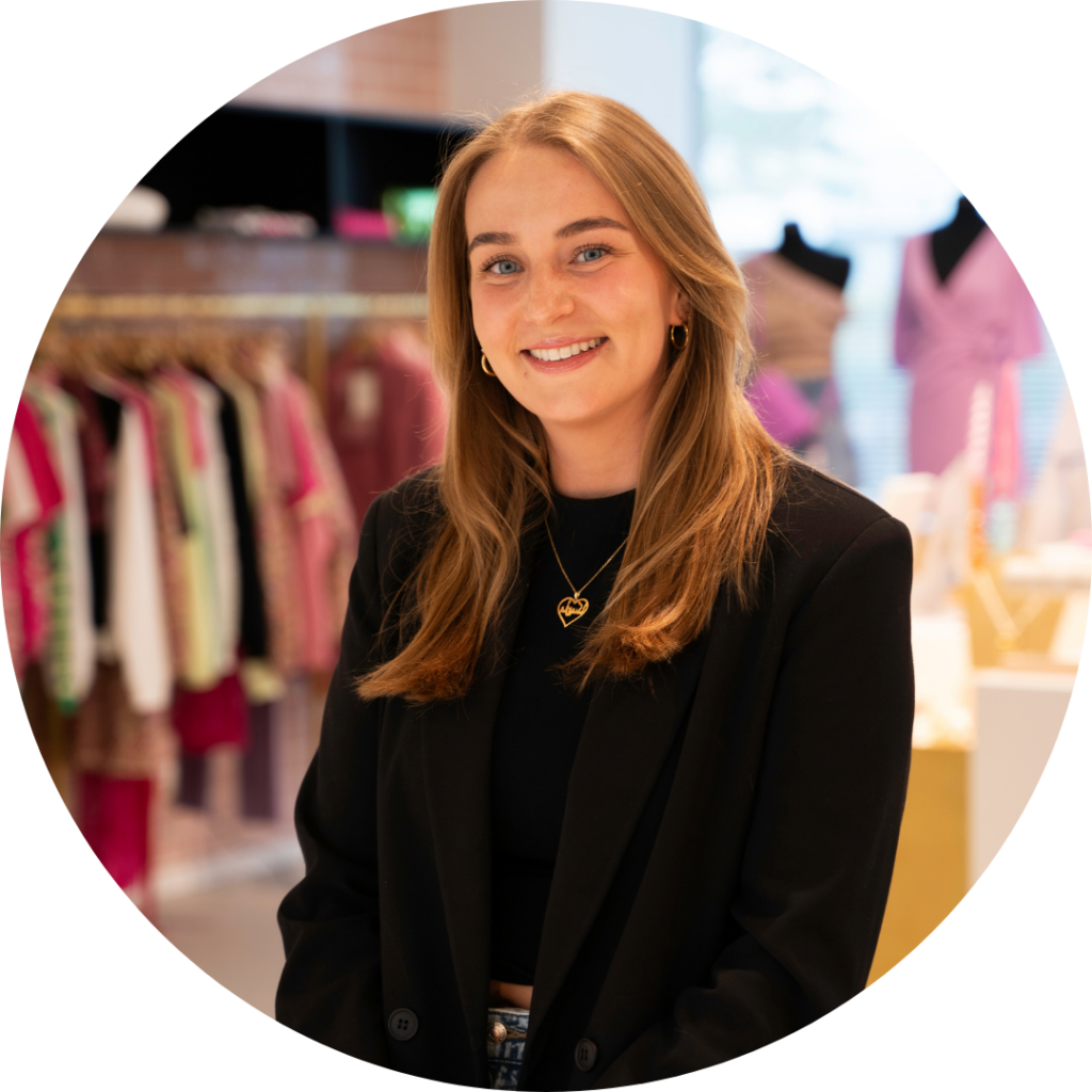 Mariska van Bijsterveld, E-mail Marketeer, lachende portretfoto in de showroom