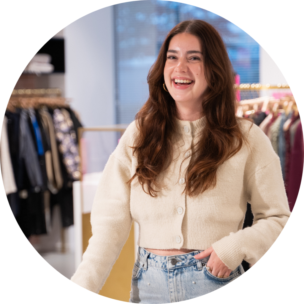 Amy Balemans, E-mail Specialist, lachende portretfoto in de showroom