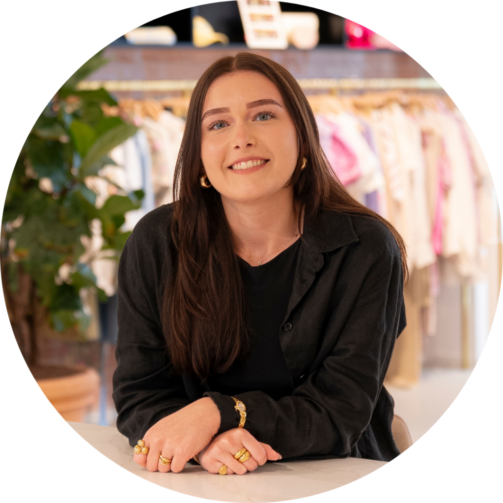Emma Buitendijk, E-mail Specialist, lachende portretfoto in de showroom