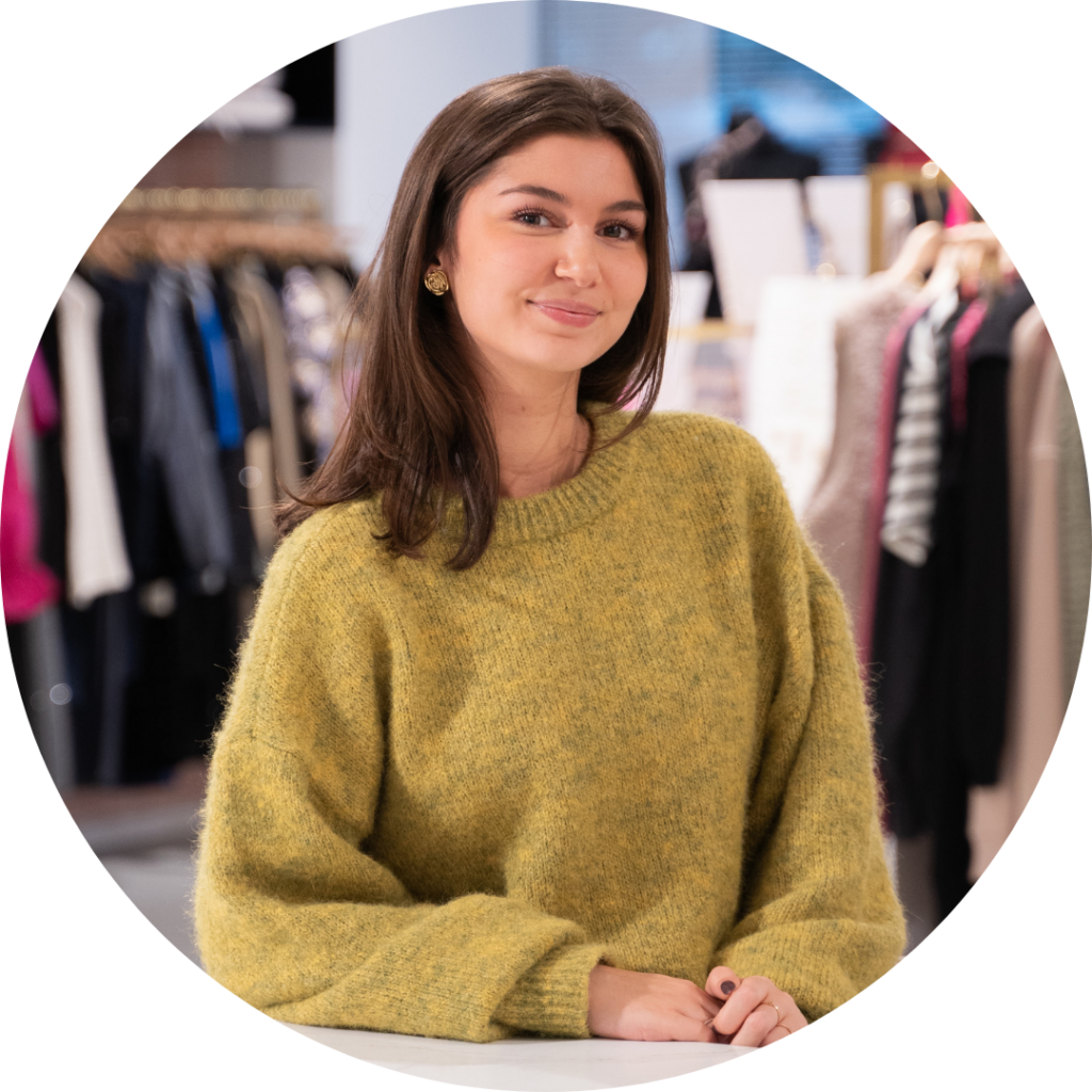 Floortje van de Spijker, E-mail Specialist, lachende portretfoto in de showroom