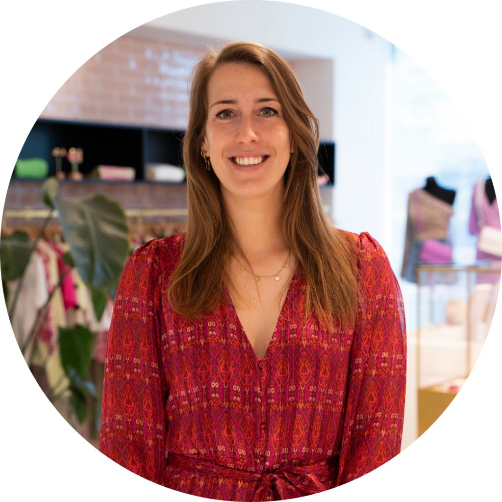 Jasmijn Besselink, Workplace Experience Coördinator, lachende portretfoto in de showroom