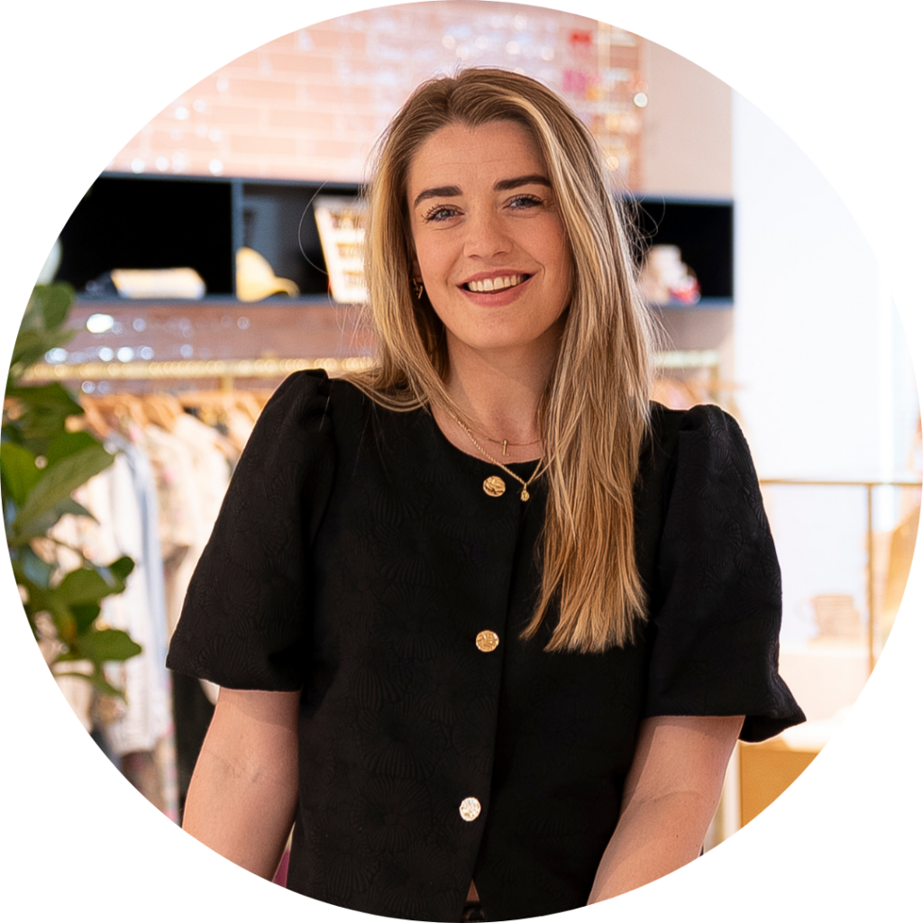 Laura Ophoff, Office Manager, lachende portretfoto in de showroom
