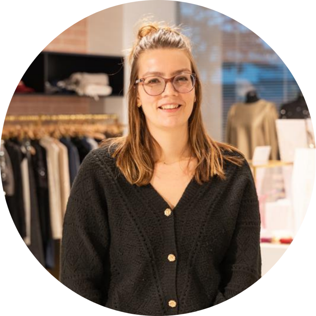 Madelief Verdaasdonk, Corporate Social Responsibility Specialist, lachende portretfoto in de showroom
