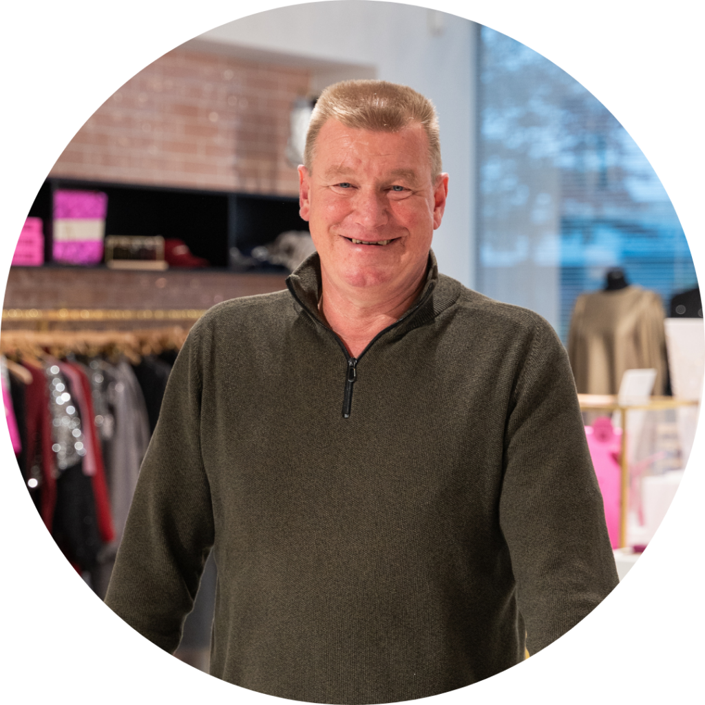 Dirk Verstappen, Conciërge, lachende portretfoto in de showroom