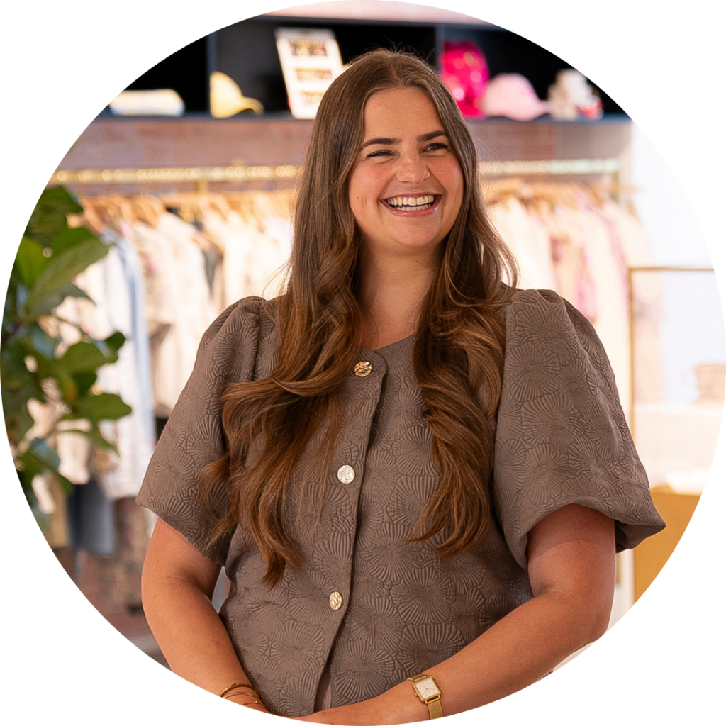 Melissa Bakker, Front Office Medewerker, lachende portretfoto in de showroom