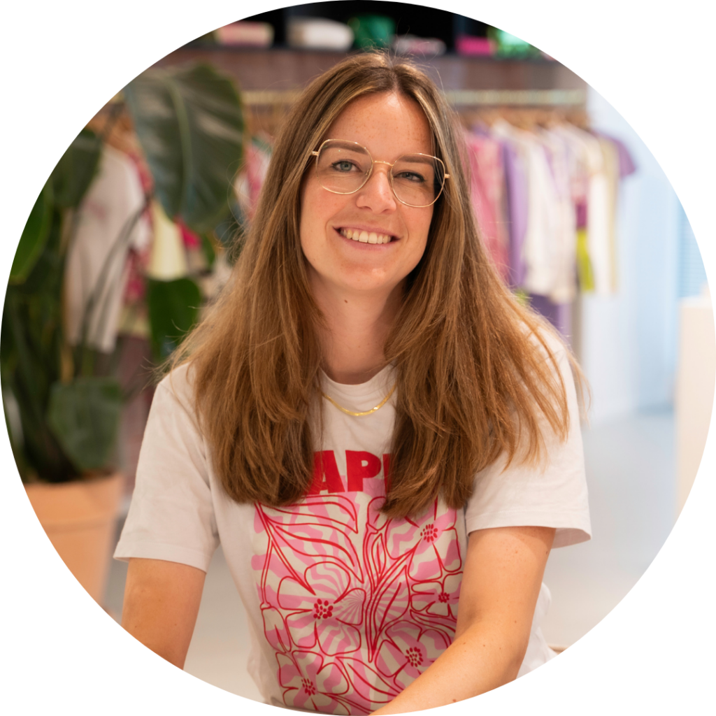 Christel van Grinsven, Team Lead Front-End / Product Owner, lachende portretfoto in de showroom