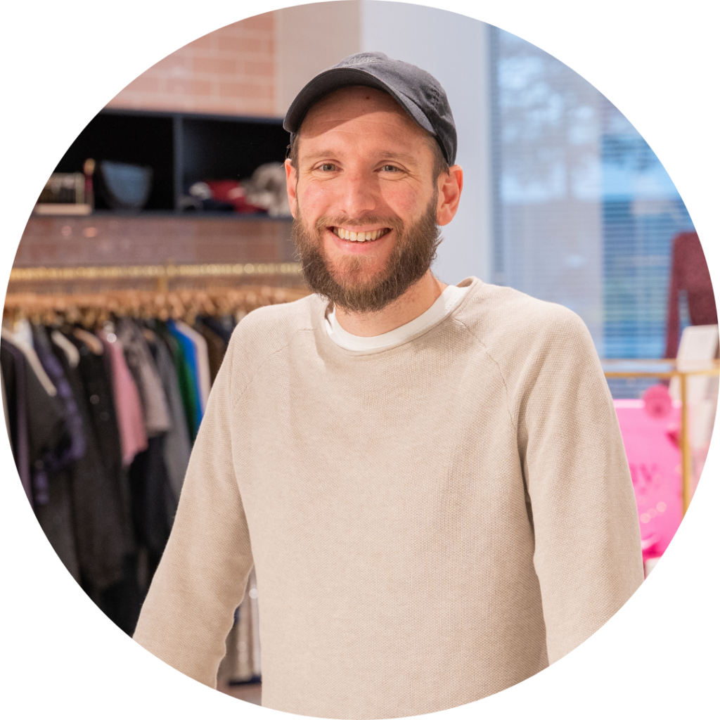 Kees Broersen, Front-End Developer, lachende portretfoto in de showroom