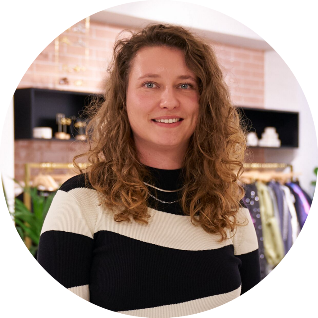 Lisa Klein, Front-End Developer, lachende portretfoto in de showroom