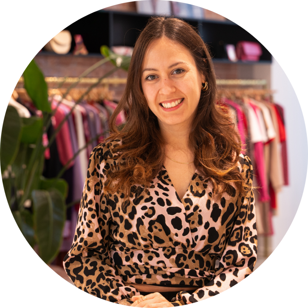 Maurizia Nonnis, Front-End Developer, lachende portretfoto in de showroom